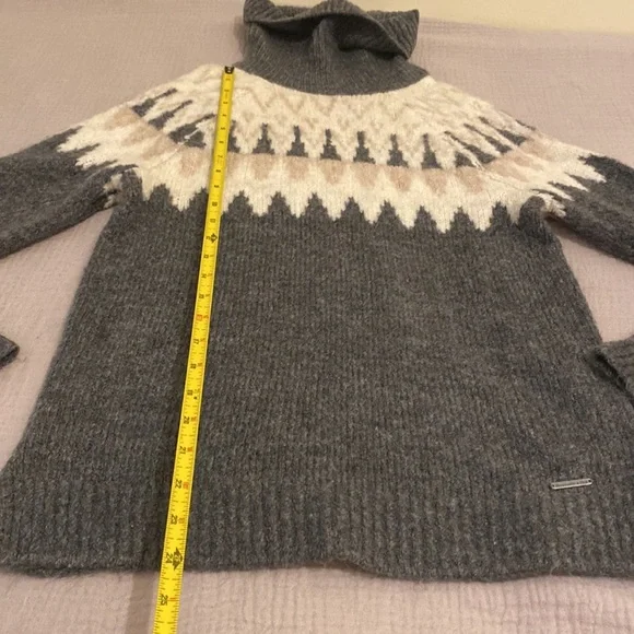 Abercrombie and Fitch Gray and Cream Turtleneck Sweater. Size S - Picture 6 of 8